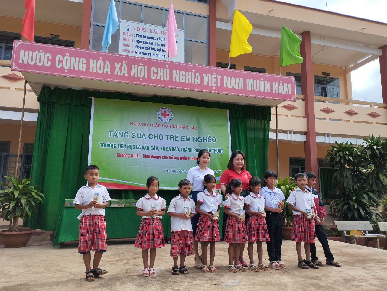 Trao tặng hơn 450 hộp sữa dinh dưỡng cho học sinh trường Tiểu học La Văn Cầu